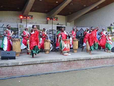 Afrikanische Trommler in kultureller Kleidung trommeln